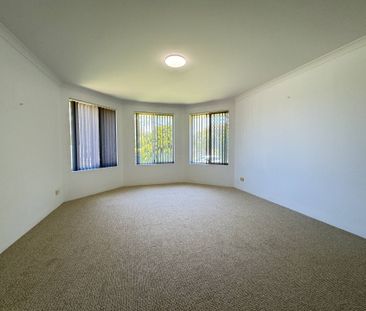 Spacious Family Home Overlooking Parklands - Photo 5