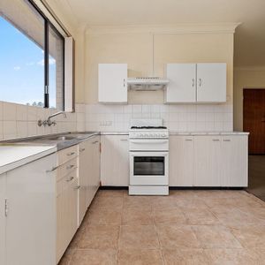 Charming One-Bedroom Unit in Picturesque Swansea - Photo 2