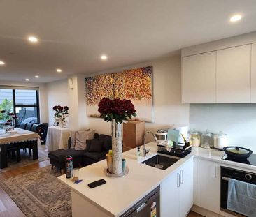 AVAILABLE JUNE 30TH! 3 bed, 2 bath + a CARPARK! - Photo 1