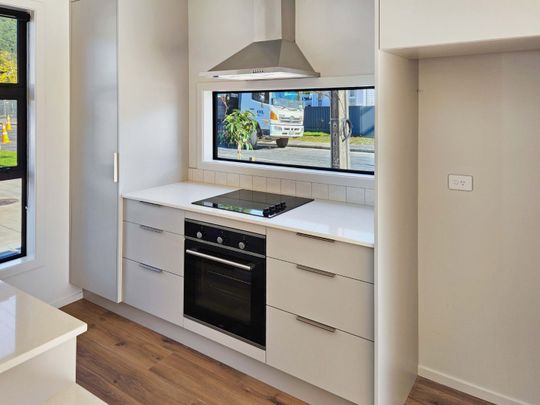 Wainuiomata, 2 bedrooms with Carpark - Photo 1