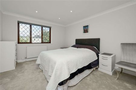Spacious detached home in a quiet cul de sac location close to Esher train station that has been decorated neutrally throughout. - Photo 4