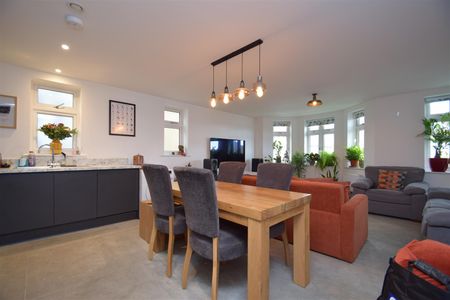 Braeburn Court, Cunningham Park, Harrow, HA1 - Photo 2