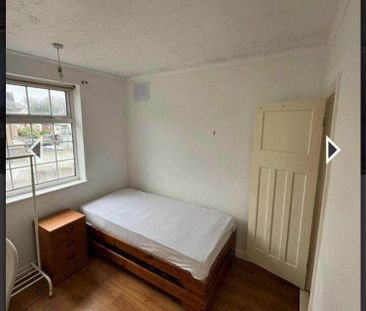 Room in a Shared House, Denham Crescent, CR4 - Photo 3