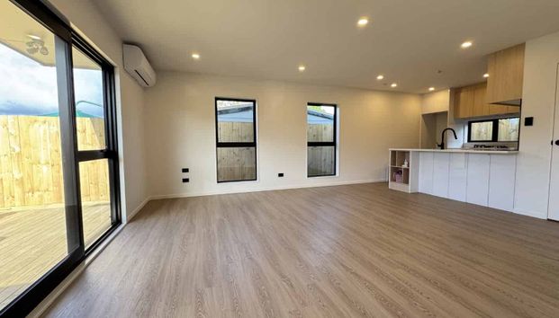 Stylish & Spacious 3-Bedroom Home – Unbeatable Location Opposite Sylvia Park - Photo 1