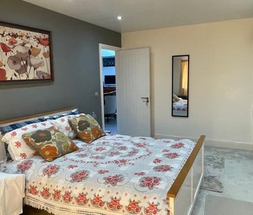 1 bedroom in a flat share to rent - Photo 3