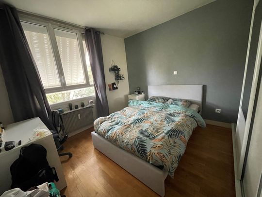 APPARTEMENT T4 - 76.70 m2 - REFAIT Villeurbanne (69100) Le bien en vidéo - Photo 1