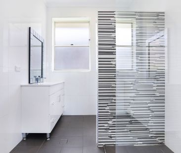 Light Filled & Airy Two Bedroom Apartment - Photo 1