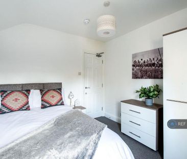 1 bedroom in a house share to rent - Photo 2