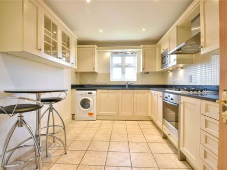 A spacious and well-presented apartment with secure parking, ideally situated for Sevenoaks town centre and mainline station. - Photo 3