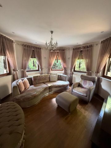 Large Expansive House with Five Bedrooms - AISB - Photo 3