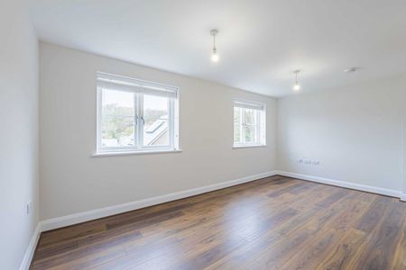 3 bed Semi Detached for rent - Photo 4