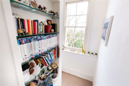 A lovely top floor one bedroom apartment in a period conversion in Arundel Square. - Photo 2