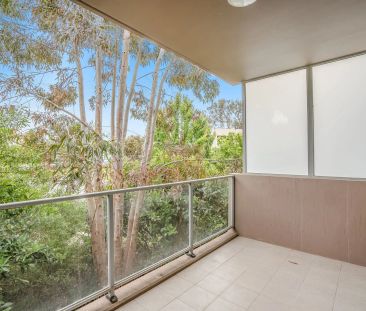 Light-Filled One Bedroom Apartment in Prime Woden Location - Photo 1