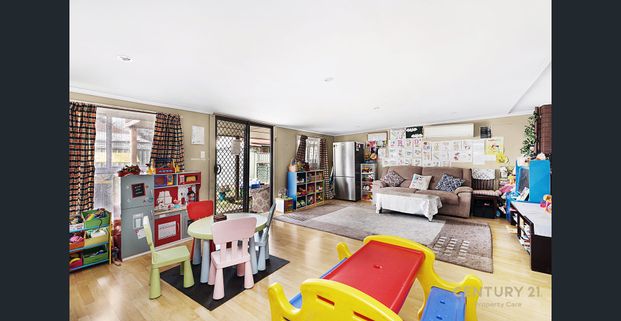 **Charming Family Home in Prime Minto Location** - Photo 1