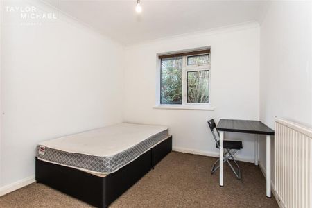 5 bedroom semi-detached house to rent - Photo 5