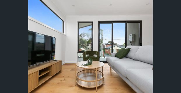 Luxury Fully Furnished Townhouse – Prime Clayton Location! - Photo 1