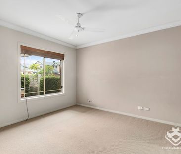 CENTRAL LOCATION - SPACIOUS 4 BEDROOMS TOWNHOUSE - Photo 2