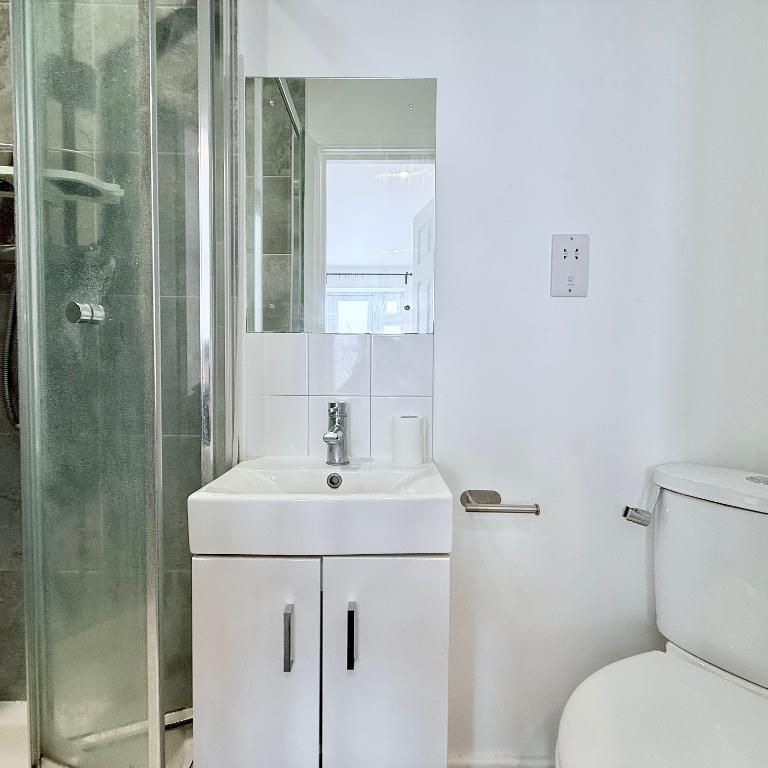 Long Drive, London, W3 7PP - Photo 2