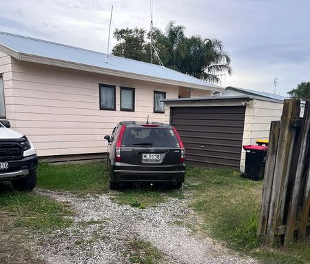 Privacy by the beach in Papamoa - Photo 2