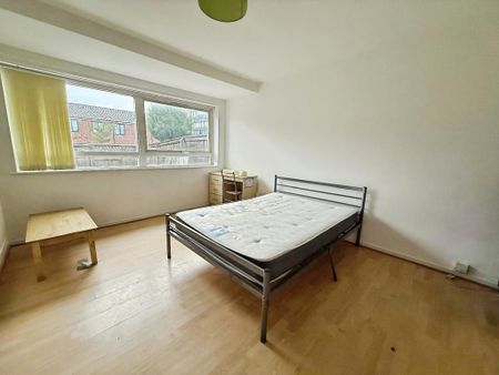 4 bedroom terraced house to rent - Photo 3