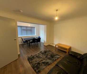 8 bedroom detached house to rent - Photo 2