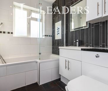 4 bedroom house to rent Caesars Walk, Mitcham, CR4 - Photo 4