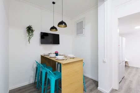 Spacious room in calle Balmes - Photo 2