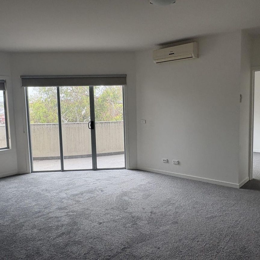 One Bedroom Apartment in Epping! - Photo 1