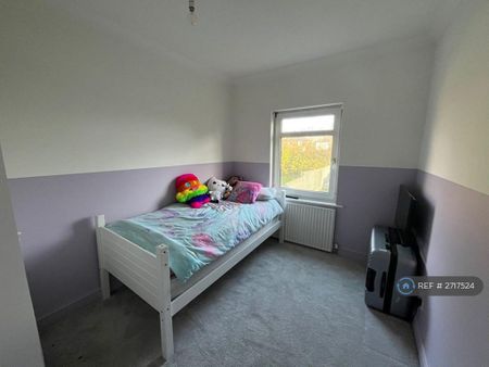 3 bedroom semi-detached house to rent - Photo 4