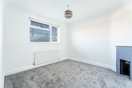Available unfurnished now - Photo 5