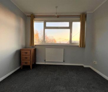3 bedroom end of terrace house to rent - Photo 2