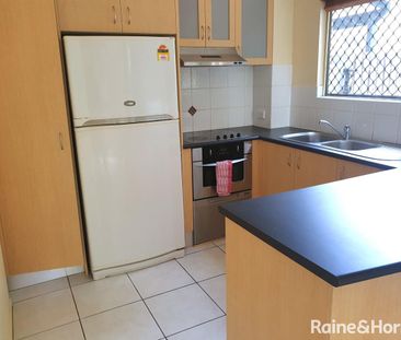 3 Bedroom Townhouse with air conditioning and pool in complex - Photo 6