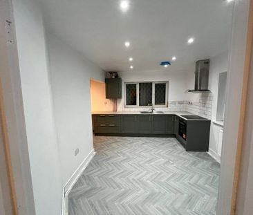 3 bedroom end of terrace house to rent - Photo 3