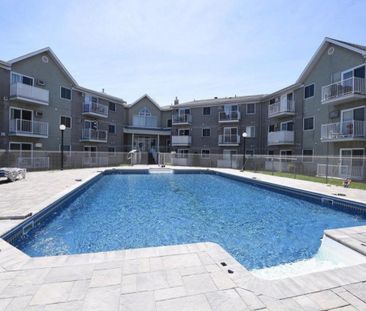 Charmant petit condo 3 et demi, piscine, gym, rez de chaussée, accè... - Photo 2