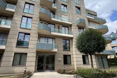 Dans un quartier calme et verdoyant, proche de Stockel, appartement 2 chambres meublé - Photo 2