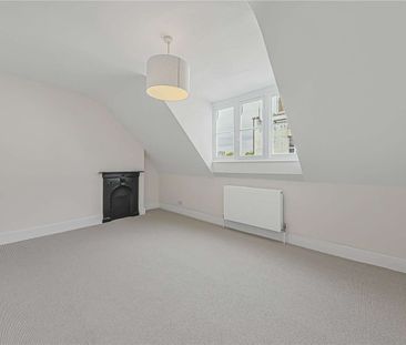 Two bedroom splits level apartment refurbished throughout. - Photo 5