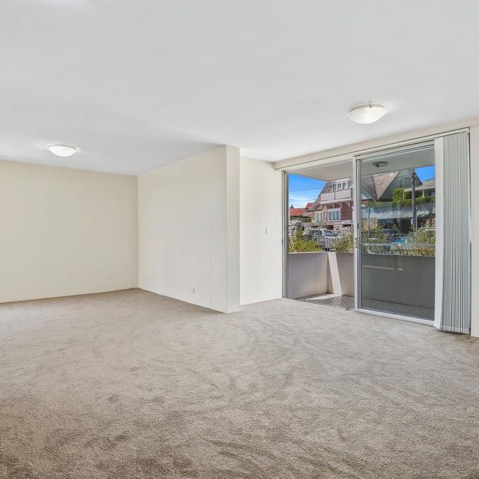 Renovated Three Bedroom Apartment in Idyllic Waterfront Building - Photo 1