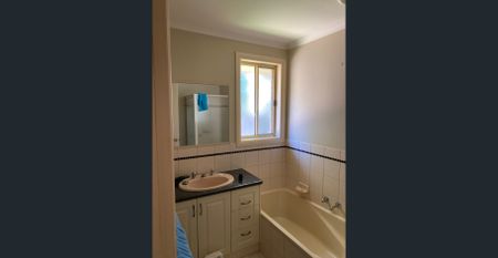 2 bedroom + study or 3rd Bedroom - Central Townhouse - Photo 2