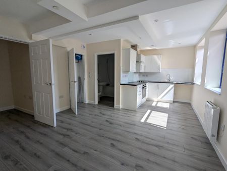 2 bedroom flat to rent - Photo 2