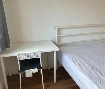 4 bedroom end of terrace house to rent - Photo 1