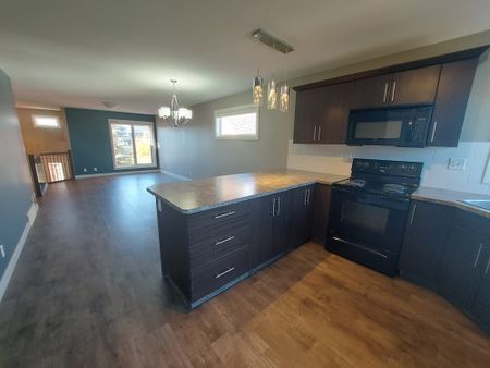 Beautiful 3 Bedroom Main Floor in Blackfalds! - Photo 5