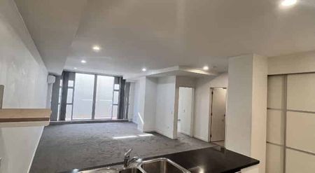 Spacious Lounge - Photo 2