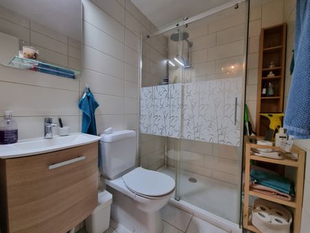 Bel appartement avec terrasse dans un cadre calme et verdoyant - Photo 3