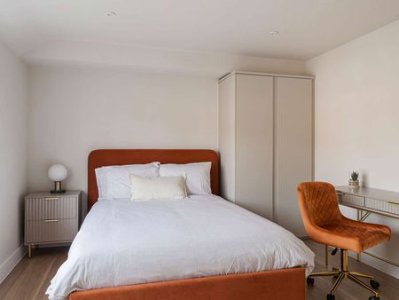 Impeccably built six-bedroom house share, designed for modern Cambridge living Room 1 - Photo 5