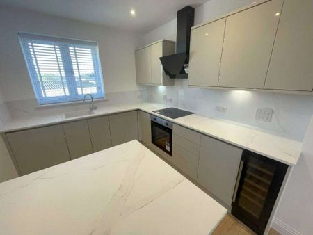 A 2 bedroom maisonette apartment situated in the Tilehurst area of Reading, with parking for 2 cars available. - Photo 4