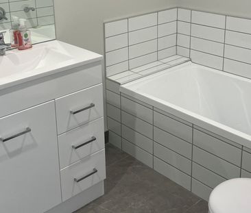 Modern, well kept two bedroom apartment - Photo 2