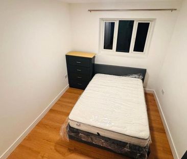 8 bedroom semi-detached house to rent - Photo 3