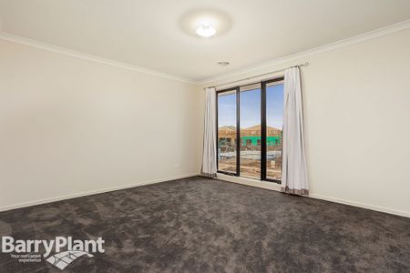 Spacious Family Living in a Prime Point Cook Location - Photo 3