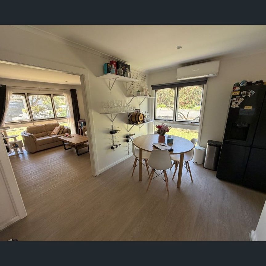 Well maintained 2 bedroom unit in this sought after location! - Photo 1