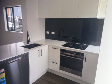 Near new 2 bedrooms home - Photo 4